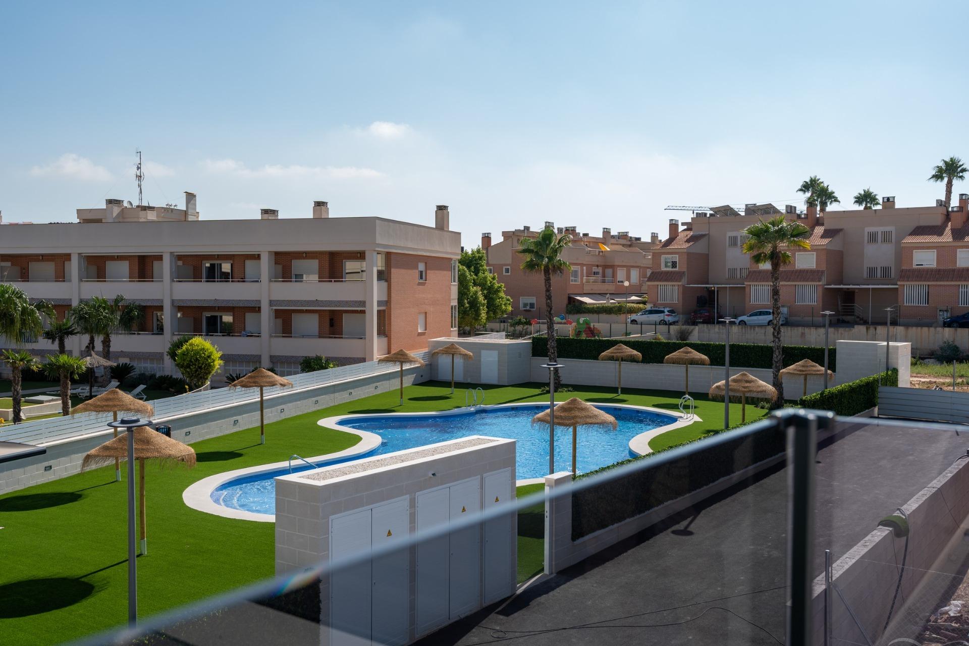 Nieuwbouwwoningen: rijtjeshuizen en vierplexwoningen in Gran Alacant, vlak bij het strand — photograph 2