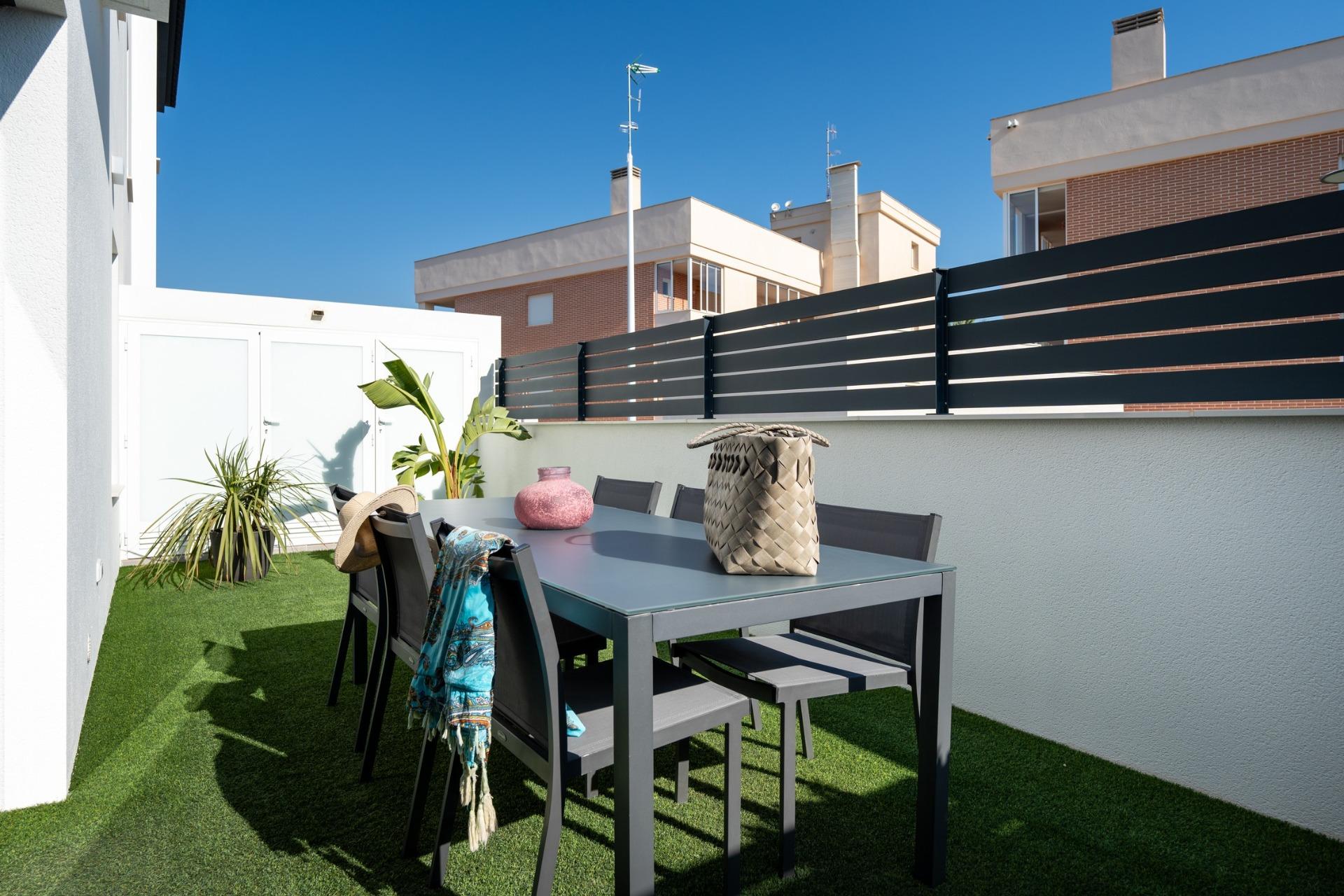 Nieuwbouwwoningen: rijtjeshuizen en vierplexwoningen in Gran Alacant, vlak bij het strand — photograph 4