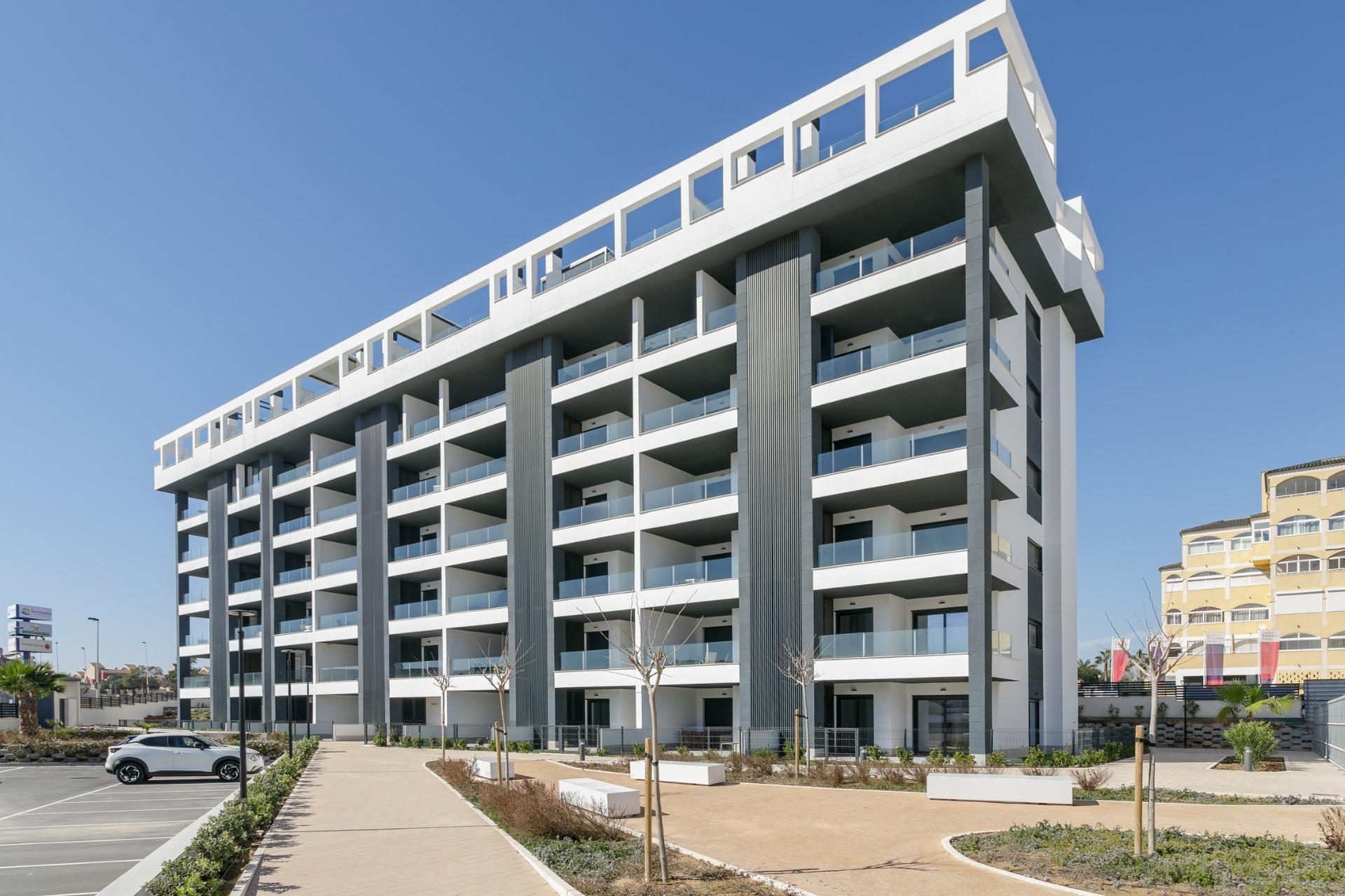 New Build Gated Urbanization in Torrevieja Only 700m from the Beach — Torrevieja