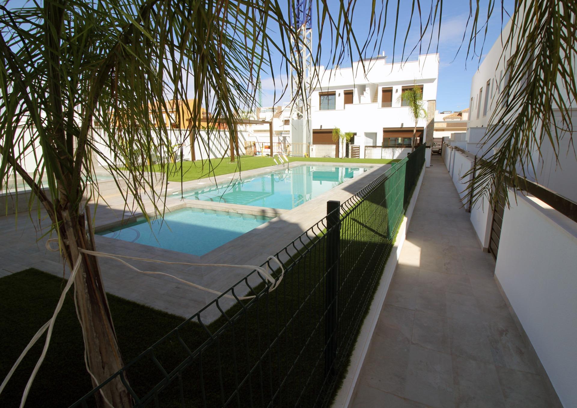 Moderne Reihenhäuser und Doppelhaushälften in Pilar de la Horadada — photograph 2