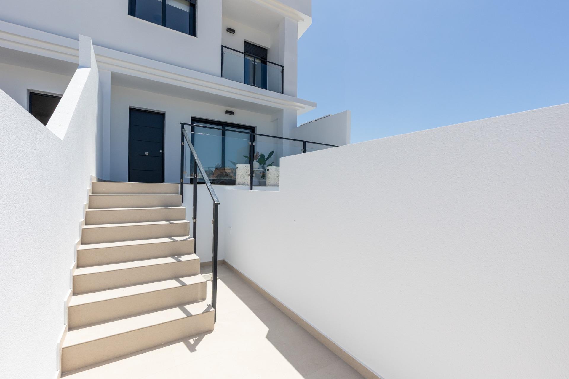 Moderne Reihenhäuser mit Solarium und Keller in Rafal, Alicante — photograph 4